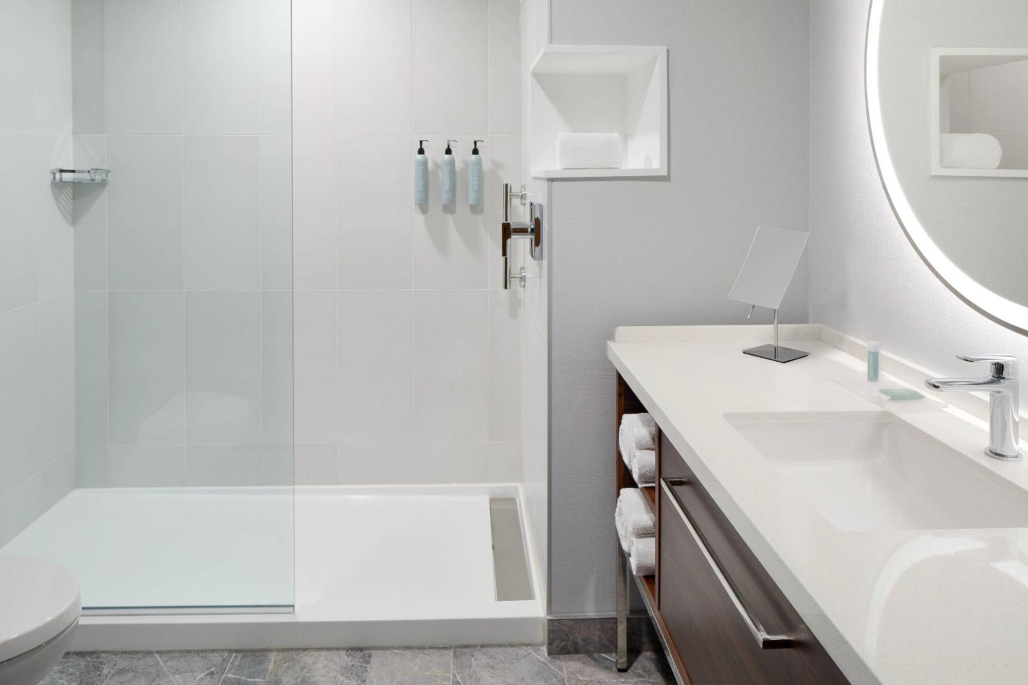 Hotel Courtyard By Marriott Montreal Laval Esterno foto