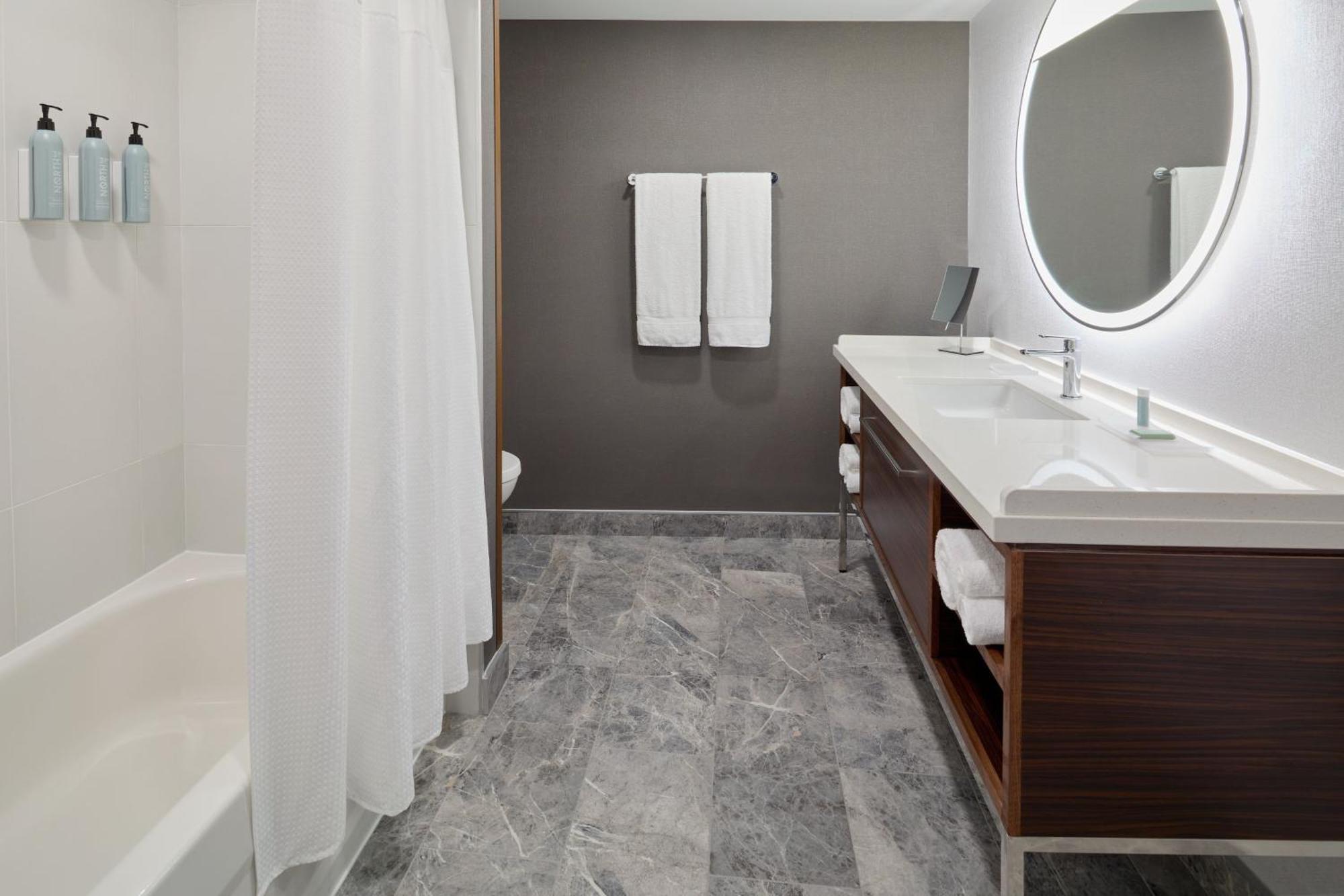 Hotel Courtyard By Marriott Montreal Laval Esterno foto